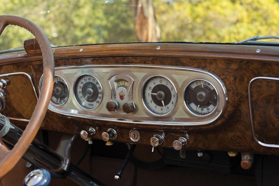 Панель приборов Packard Twelve Coupe Roadster 1937 года  (фото 22 из 34)